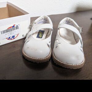 Amilio White Mary Janes, US size 7E (see size chart)